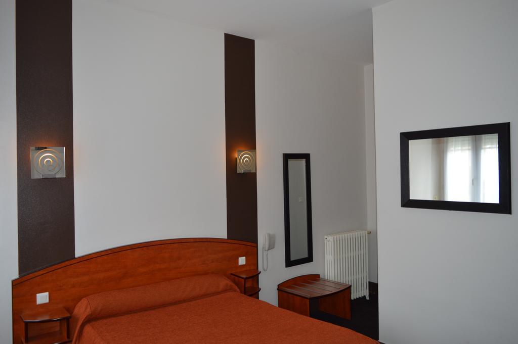 Hotel De La Paix Oloron-Sainte-Marie Buitenkant foto